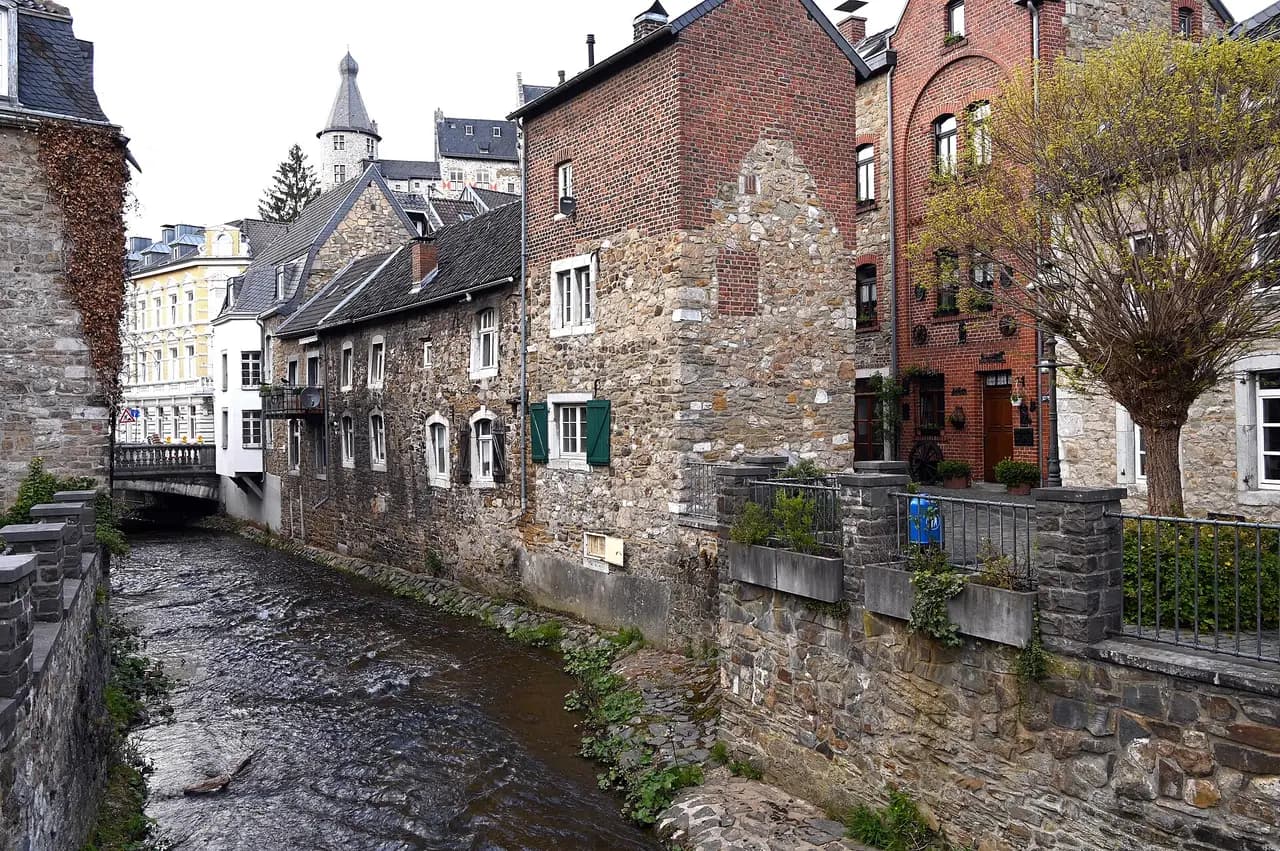 Altstadtgasse am Vichtbach in Stolberg mit Blick zum Burgturm